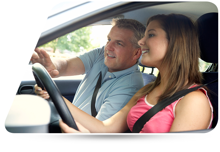 Estudiante feliz conduciendo con instructor